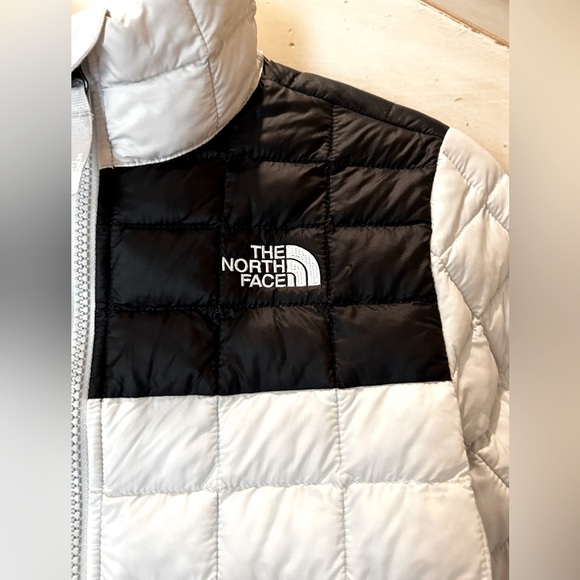 The North Face girls or boys sz M jacket.Perfect condition, worn a couple times. - Picture 11 of 13
